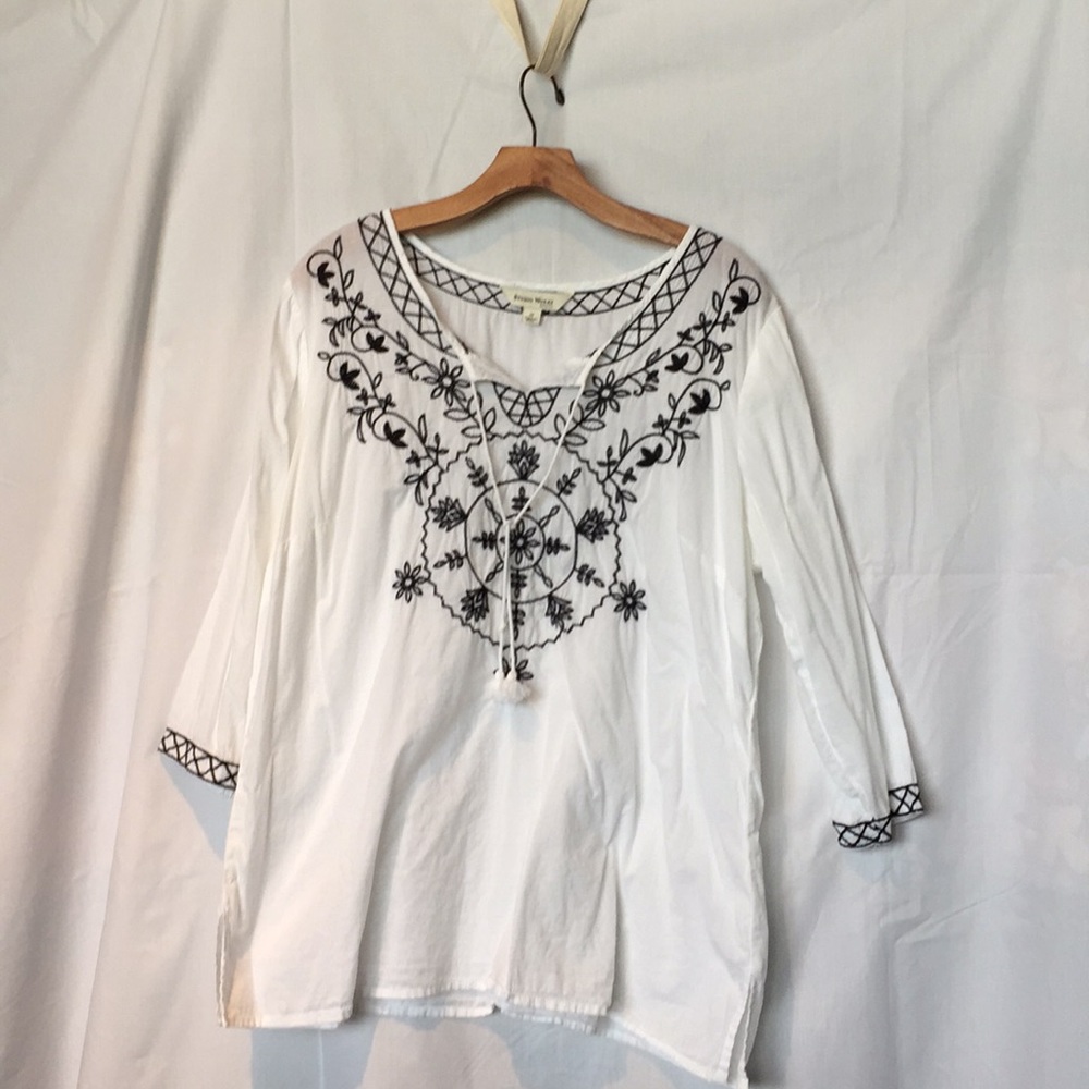 Tunic, white cotton with black embroidery